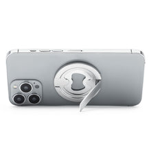 IPhone 12 sølv med magnetisk mobilholder og flaskeåbner, tre kameraer synlige i venstre hjørne, kompatibel med magnetiske covers.