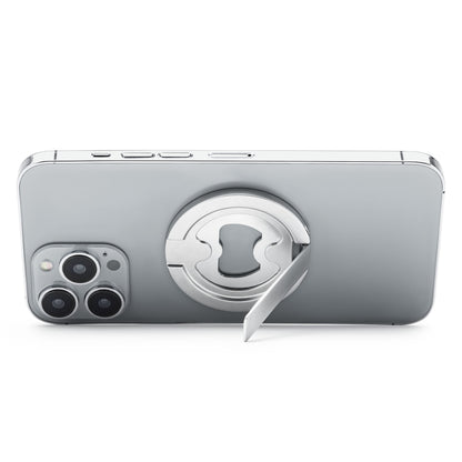 IPhone 12 sølv med magnetisk mobilholder og flaskeåbner, tre kameraer synlige i venstre hjørne, kompatibel med magnetiske covers.