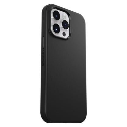 Otterbox Symmetry Plus cover til iPhone 14 Pro Max sort med MagSafe, monteret på mobil med tre bagkameraer og blitz, skrå vinkel.