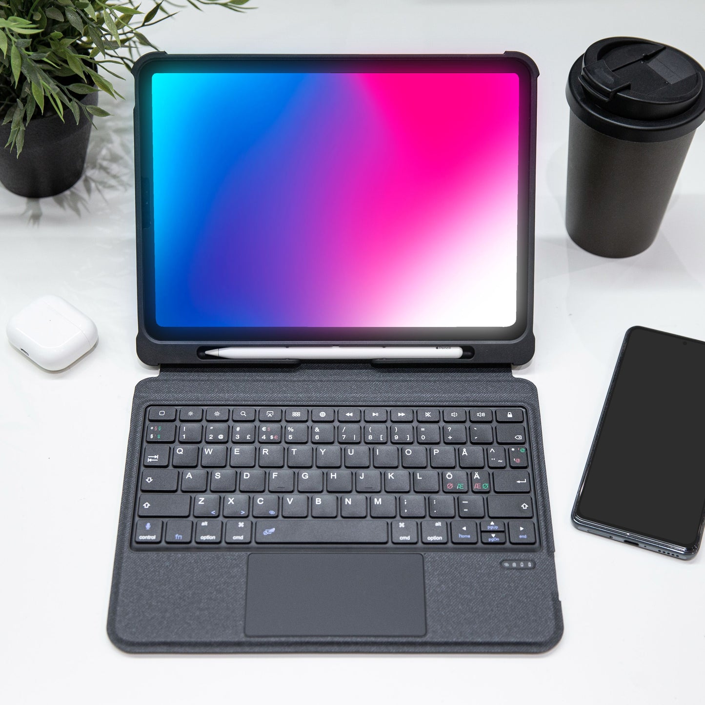 Linocell tastaturcover til iPad 10,9" Gen. 10/11 vises sammen med iPad, pen, smartphone og trådløst tastatur.