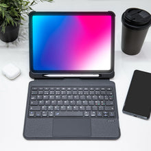 Linocell tastaturcover til iPad 10,9" Gen. 10/11 vises sammen med iPad, pen, smartphone og trådløst tastatur.