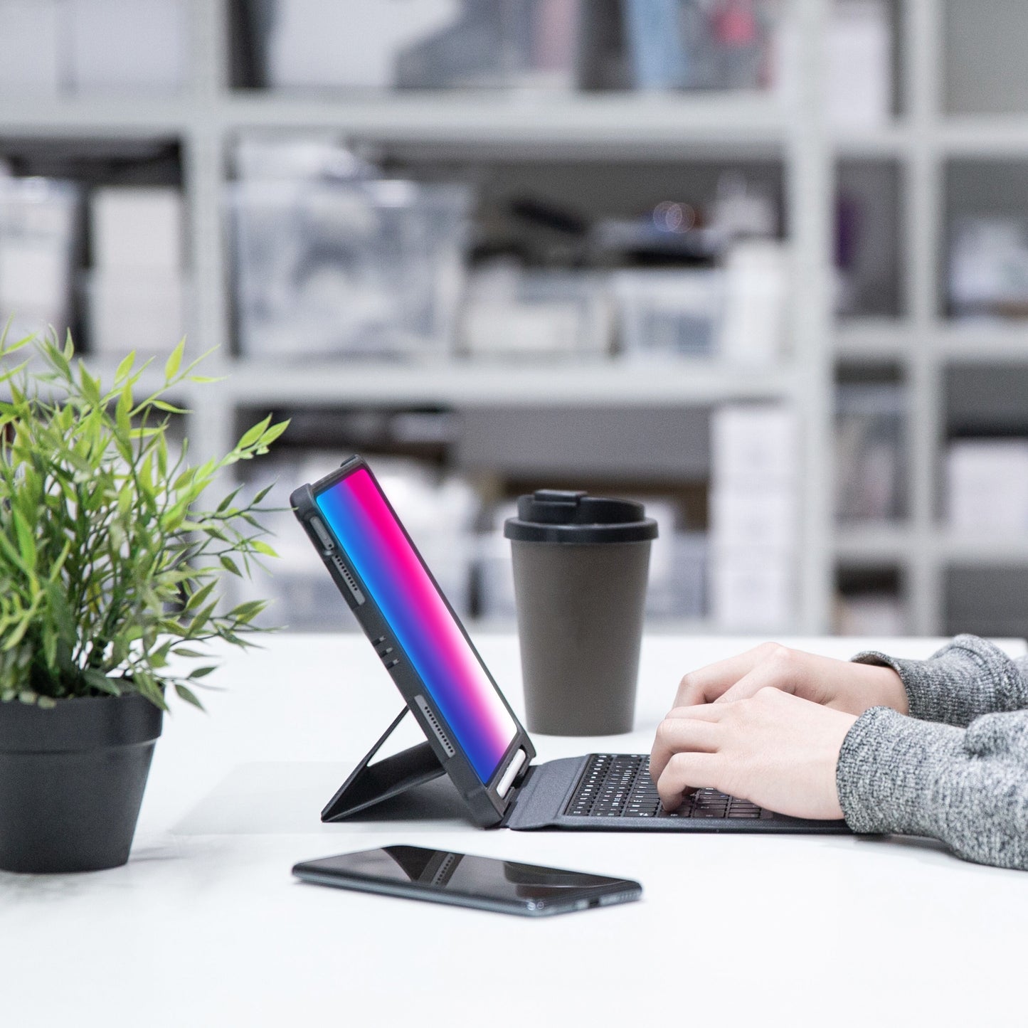 Tastaturcover til iPad 10,9" Gen. 10/11 monteret, set fra ovn ved skrivebord med smartphone og kaffekop.