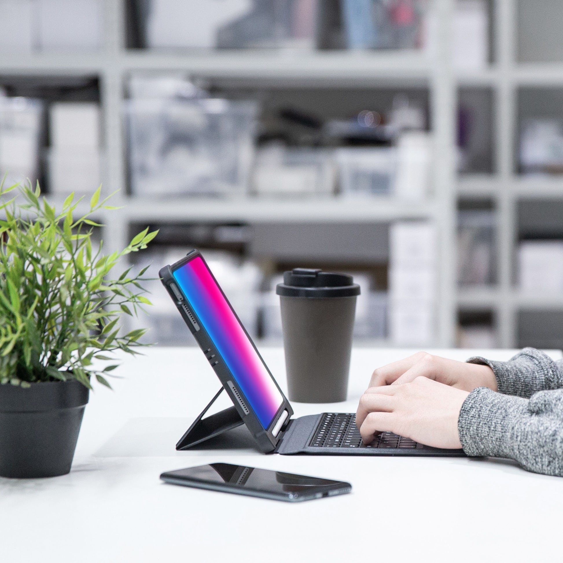 Tastaturcover til iPad 10,9" Gen. 10/11 monteret, set fra ovn ved skrivebord med smartphone og kaffekop.