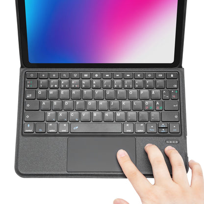 IPad 10,9" Gen. 10 med Linocell tastaturcover og farverigt display ved siden af bærbar musetouchpad.