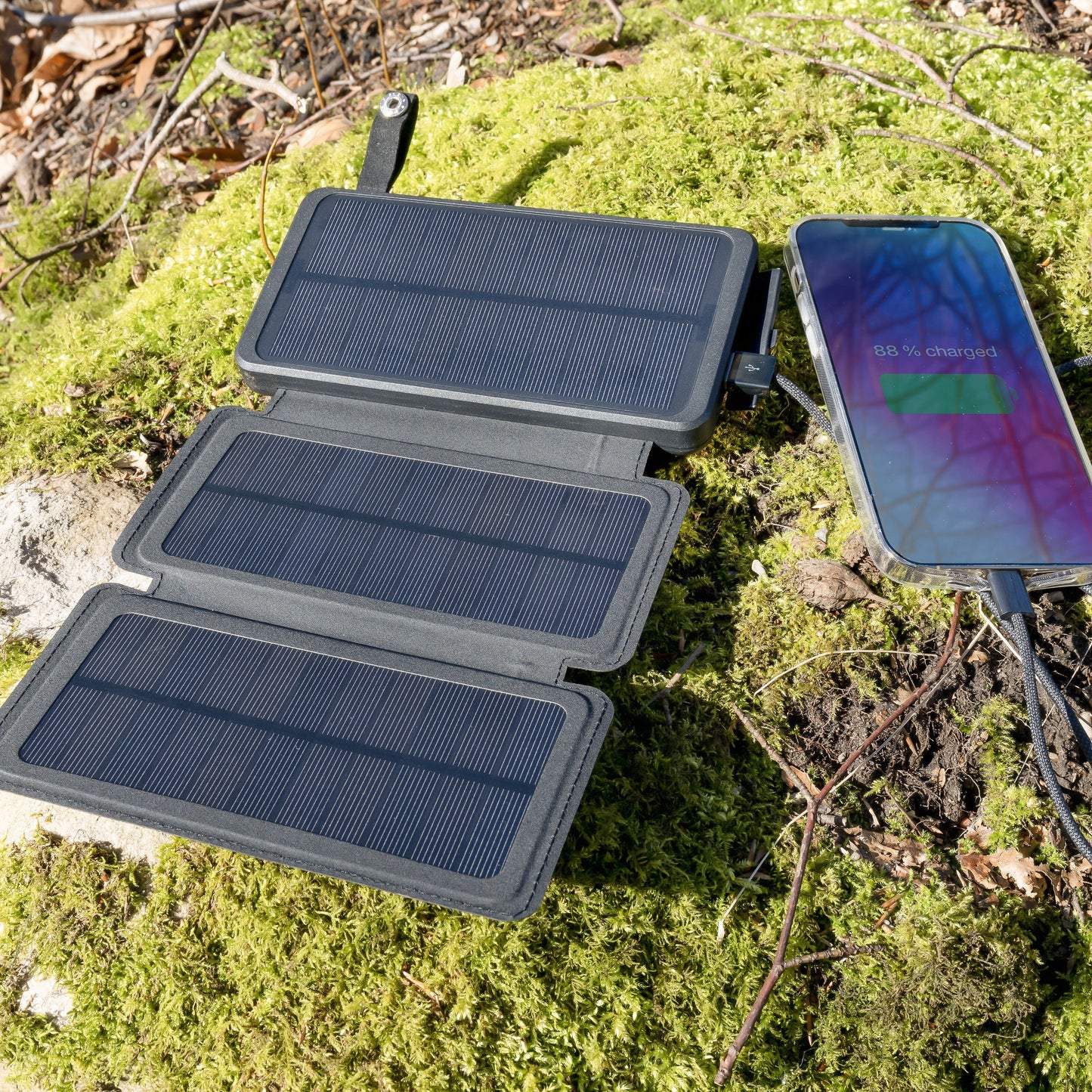 Powerbank med solcelleopladning, 20 W, 8000 mAh oplader smartphone udendørs via solenergi, solrefleks på skærm.