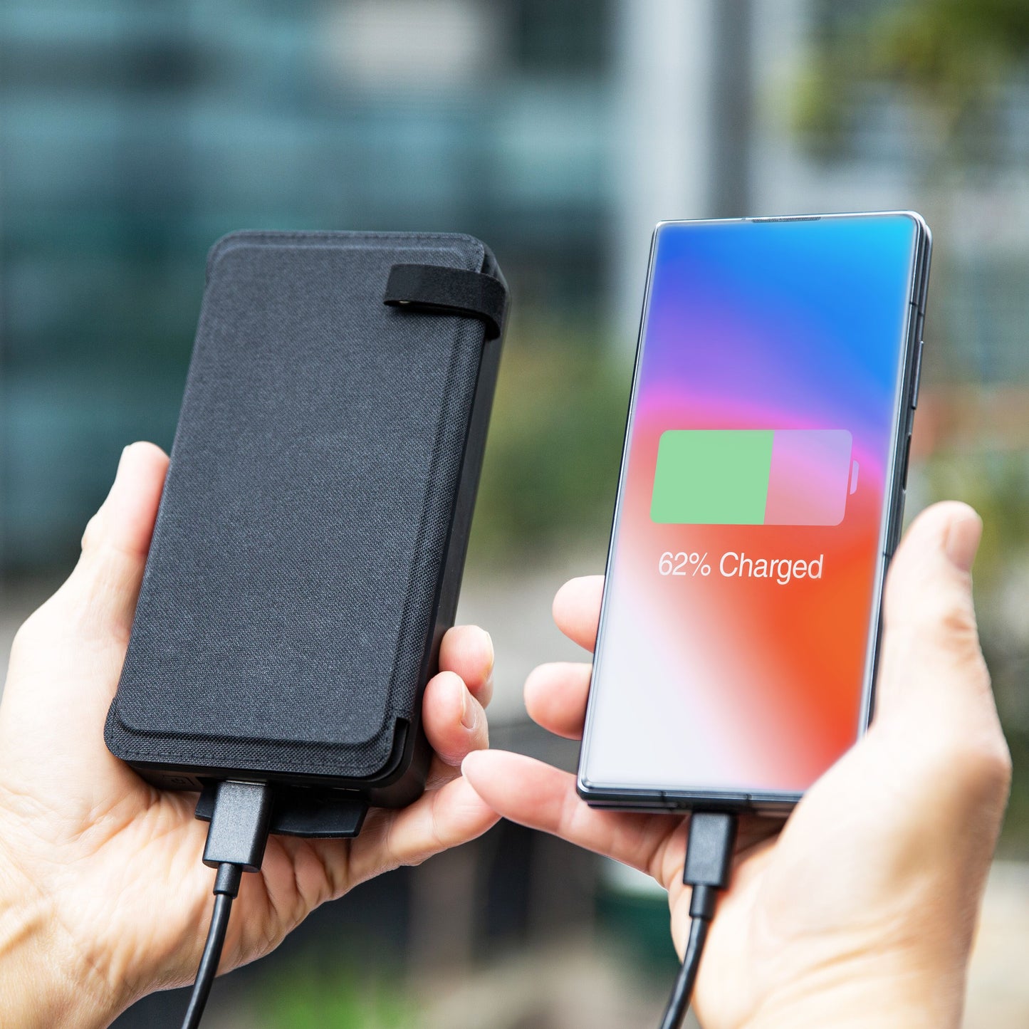 Linocell Powerbank med solcelleopladning 20W 8000mAh oplader smartphone viser 62 opladet.