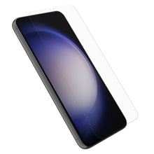 Otterbox Alpha Flex skærmbeskytter aligner over Samsung Galaxy S23 Plus med lilla-sort gradientskærm og cirkulært lysmønster.