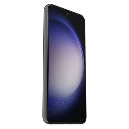 Otterbox Alpha Flex skærmbeskytter til Samsung Galaxy S23 Plus med antimikrobiel beskyttelse på sort telefon med blå-hvid grafik.