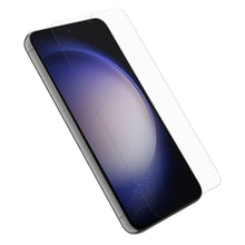 Samsung Galaxy S23 med farverig skærm vinklet, Otterbox Alpha Flex Skærmbeskytter ligeeret over klar til montering.