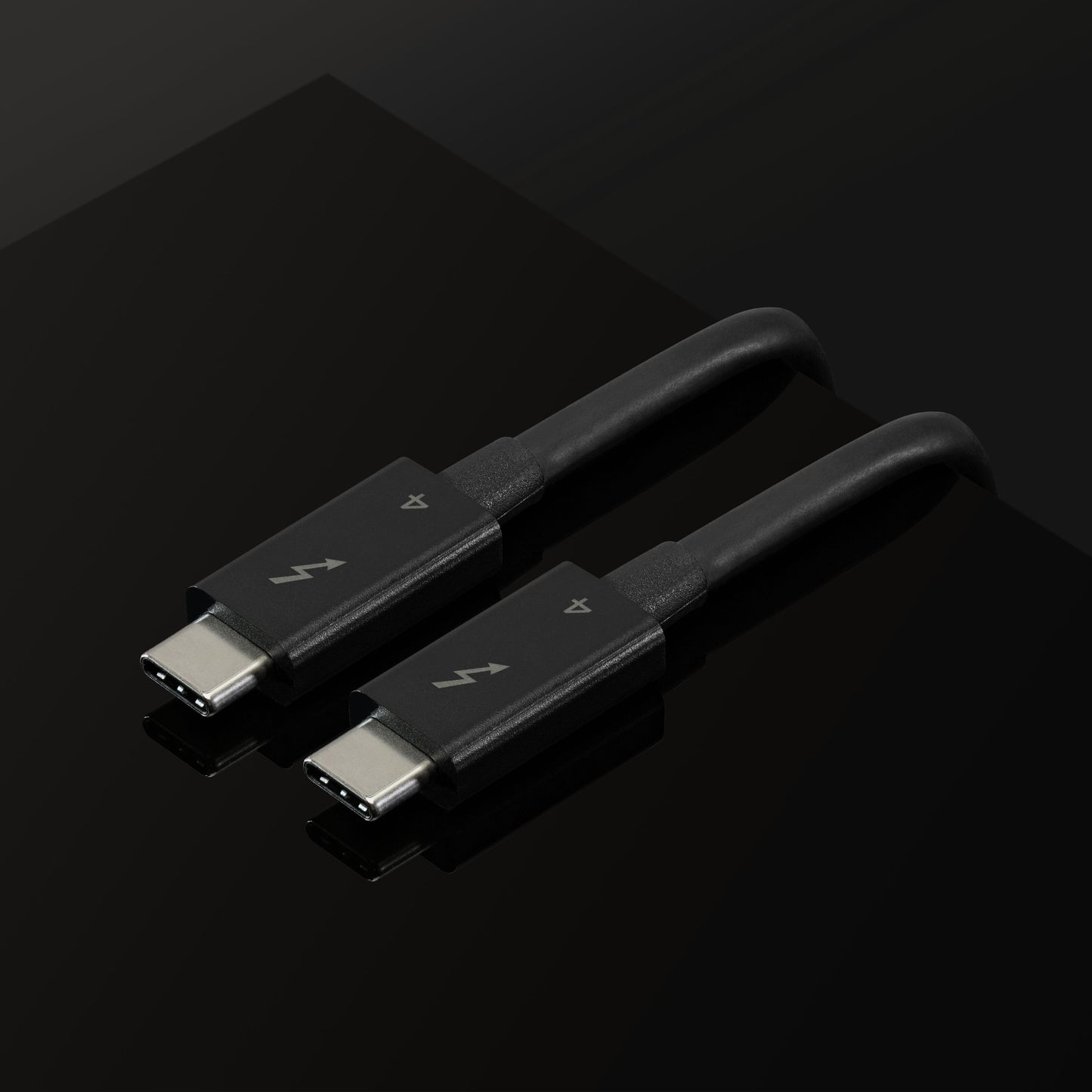 Thunderbolt 4 USB-C kabel 80 cm sort, "40 Gb/s" markeret på stik, til kabler liggende parallelt.