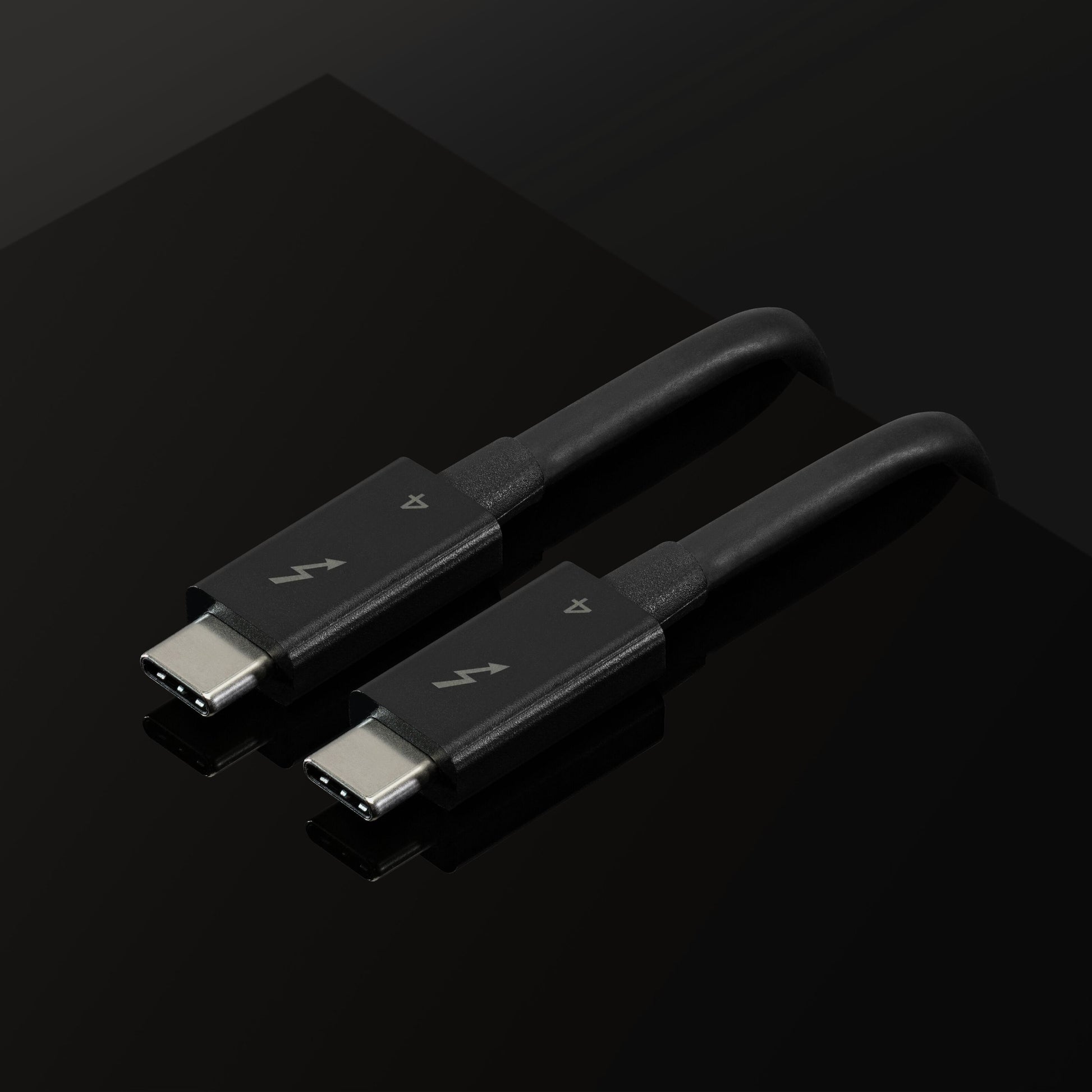 Thunderbolt 4 USB-C kabel 80 cm sort, "40 Gb/s" markeret på stik, til kabler liggende parallelt.