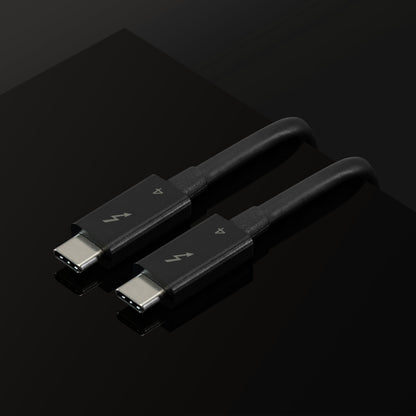 Thunderbolt 4 USB-C kabel 80 cm sort, "40 Gb/s" markeret på stik, til kabler liggende parallelt.