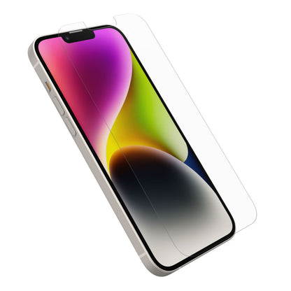 Otterbox Amplify Anti-Micro skærmbeskyttelse til iPhone 13 Pro Max og 14 Plus justeres over iPhone 13 Pro Max-skærmen.