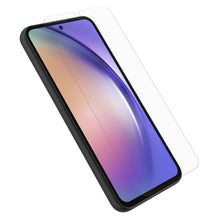 Samsung Galaxy A54 5G skråt set med farverig skærm, Otterbox Pålideligt skærmbeskyttelse delvist over display.