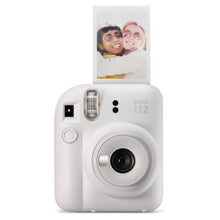 Fujifilm Instax Mini 12 kamera front, instant foto af to venner med solbriller ses komme op fra toppen.