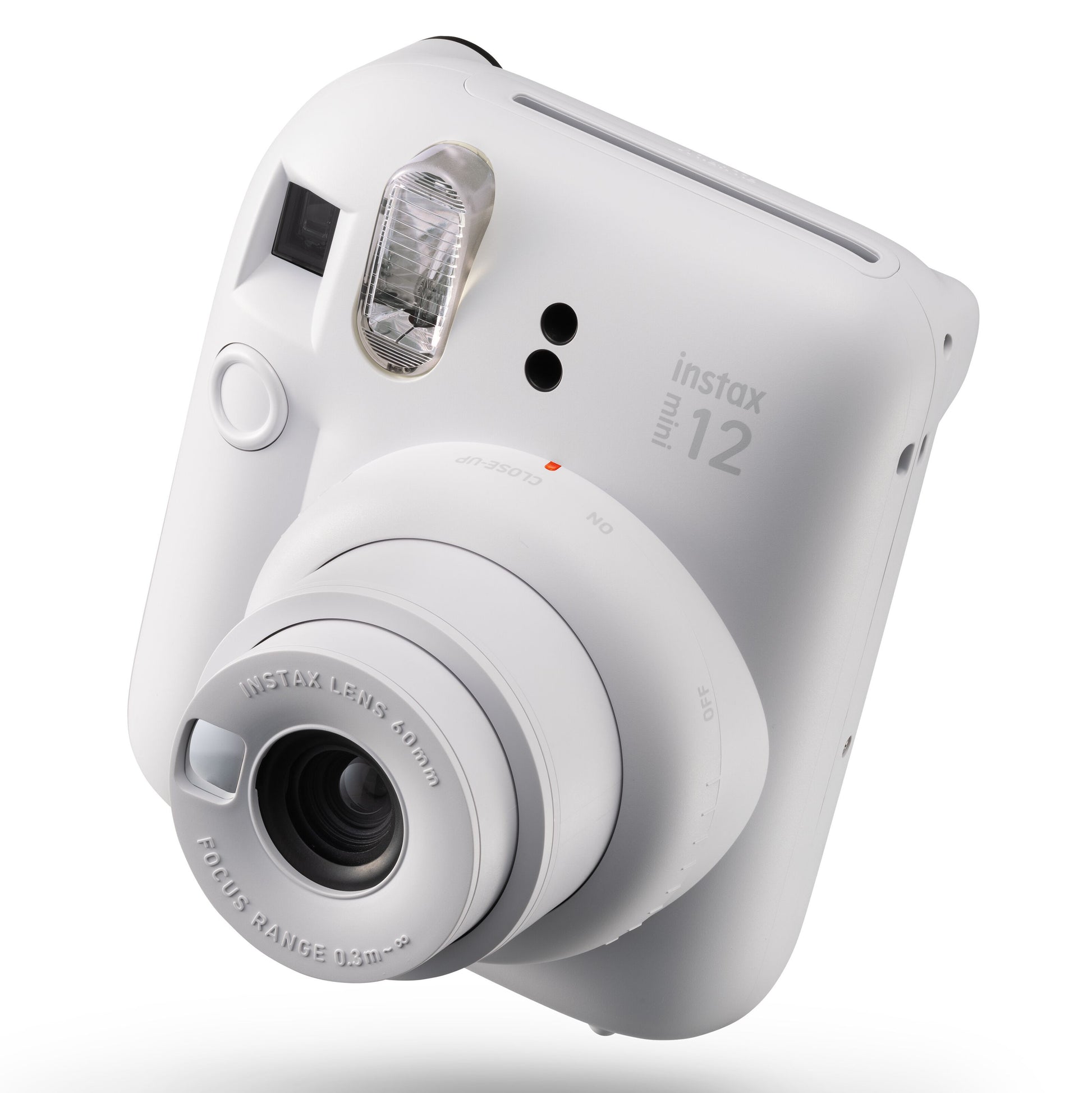 Fujifilm Instax Mini 12 kamera i hvid, synlig linse, blitz, knapper og Fujifilm-logo på fronten.