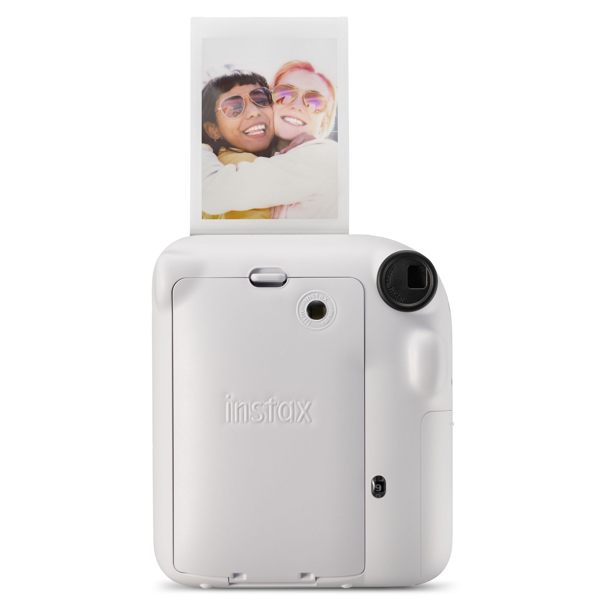 Fujifilm Instax Mini 12 kamera i gang med at printe et billede, instant film ses komme ud af toppen.
