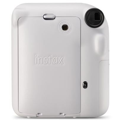 Bagside af Fujifilm Instax Mini 12 kamera med filmrum, instax-logo, rund rude og filmtæller nederst til højre.