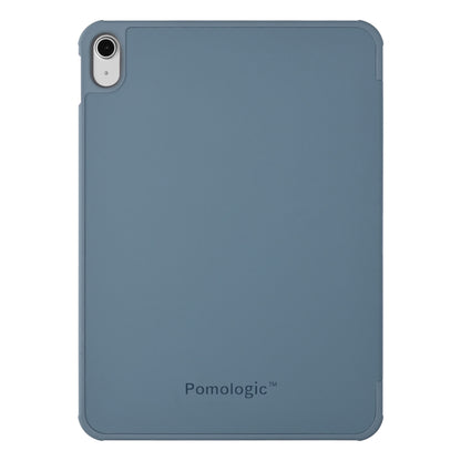 Pomologic Book Case cover til iPad 10,9 (10. gen.) blå med afrundede hjørner, kameraudskæring og logo nederst.