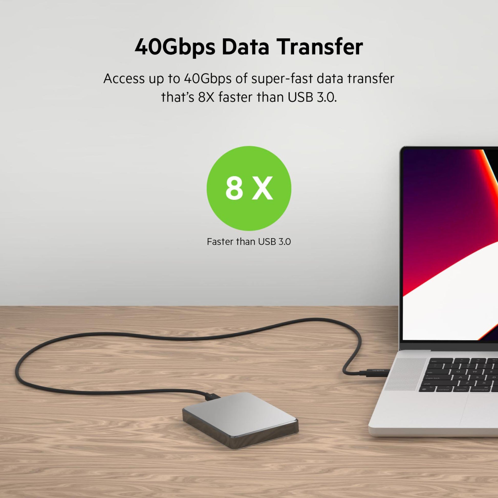 Sølv ekstern harddisk tilsluttet laptop med 2 m Thunderbolt 4 aktiv USB-C-kabel, op til 40Gbps overførselshastighed.