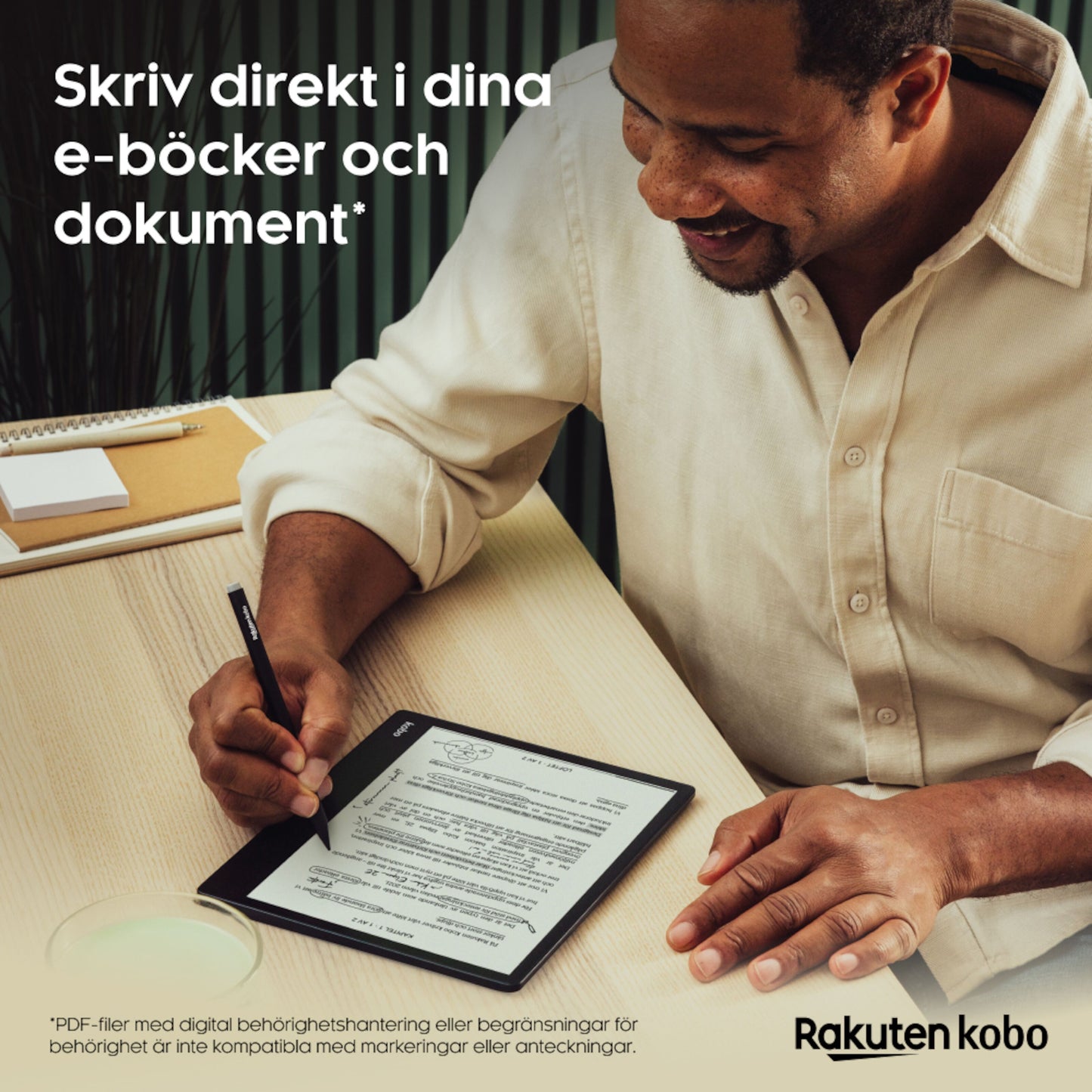 Kobo Elipsa 2E Notebook m. Kobo Stylus 2 ses brugt, svensk tekst på skærm, Kobo-logo nederst til højre.