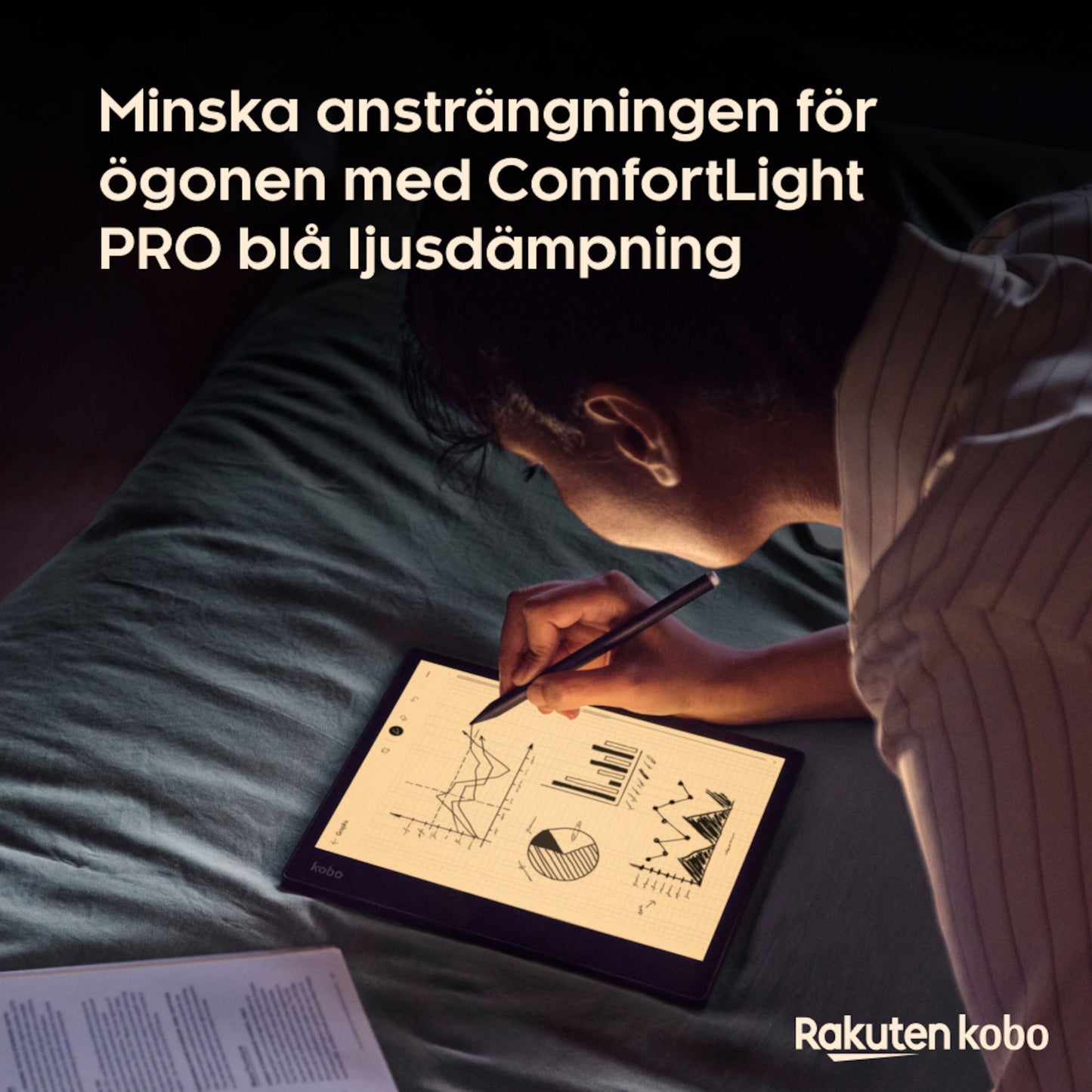 Kobo Elipsa 2E e-læser med Kobo Stylus 2, lyst svagt op, svensk tekst om ComfortLight PRO blålysreduktion.