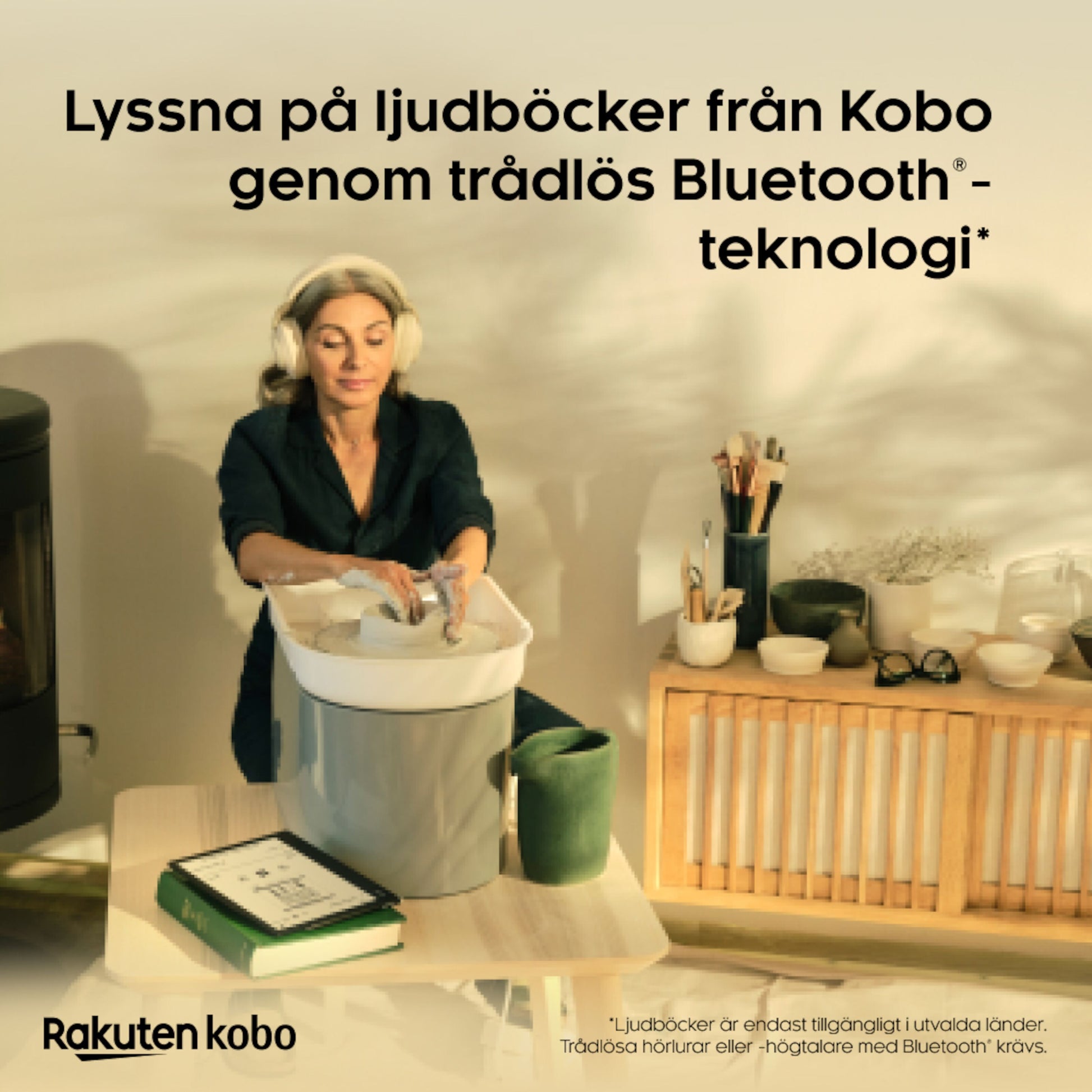Kobo Elipsa 2E med Kobo Stylus 2 afspiller svenske lydbøger via Bluetooth, bruger sidder på sofaen i hjemmemiljø.