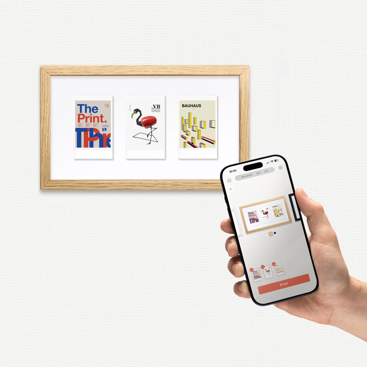 Smartphone med app og 3 billedrammer med farverige geometriske print fremstillet på instax mini Link+ mobil fotoskriver.