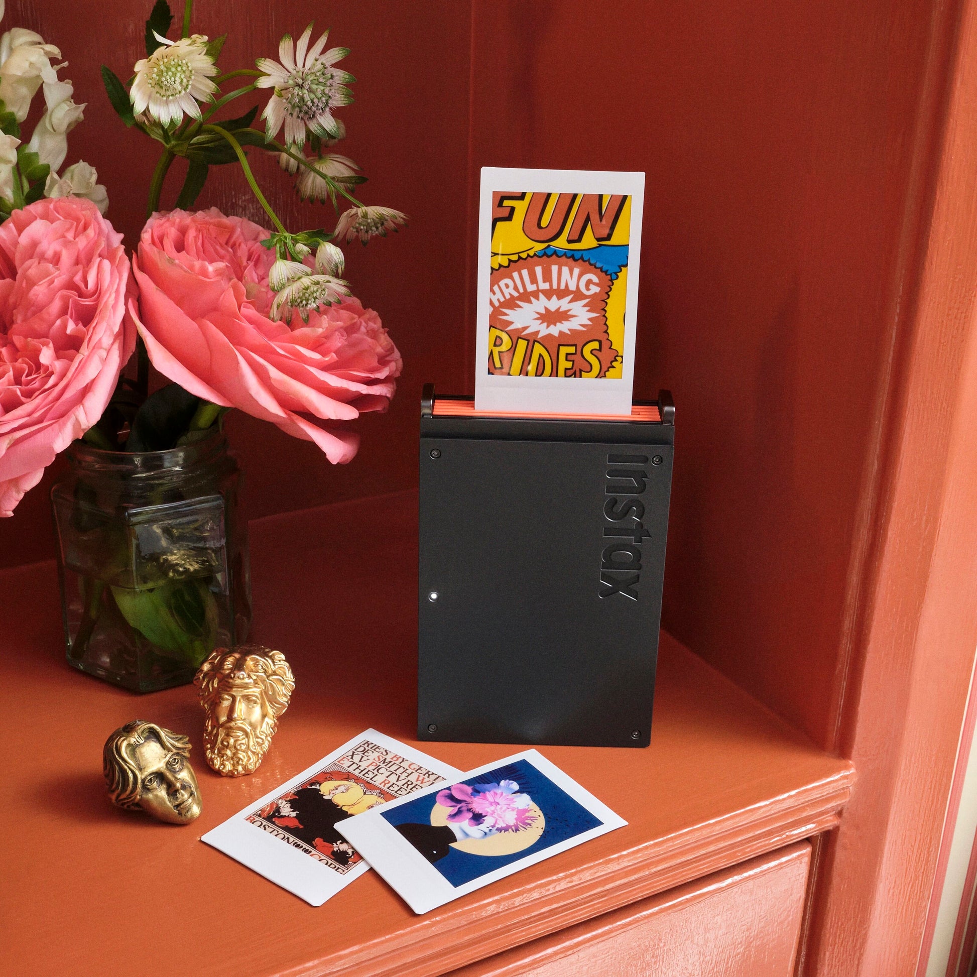 Fujifilm instax mini Link+ sort mobil fotoskriver til instax mini-film, foto med teksten FUN THRILLING RIDES udskrives.