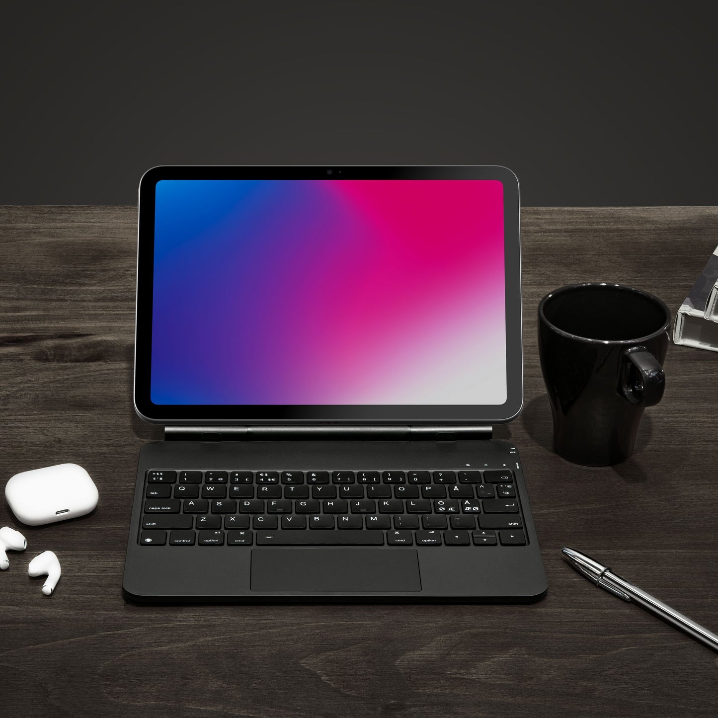 Linocell Premium magnetisk tastaturcover til iPad Gen 10/11, sort, vises med iPad farverig skærm og tilbehør.