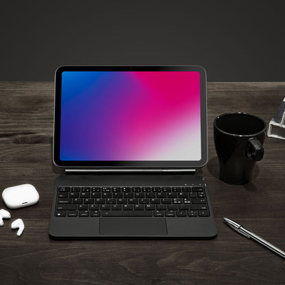 Linocell Premium magnetisk tastaturcover til iPad Gen 10/11, sort, vises med iPad farverig skærm og tilbehør.