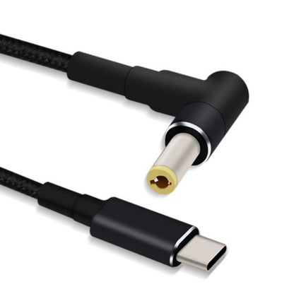 USB-C til DC-kabel 5,5x2,5 mm 9 V med vinklede sorte stik og flettet kabel til 5 mm DC-stik og USB-C PD-opladere.