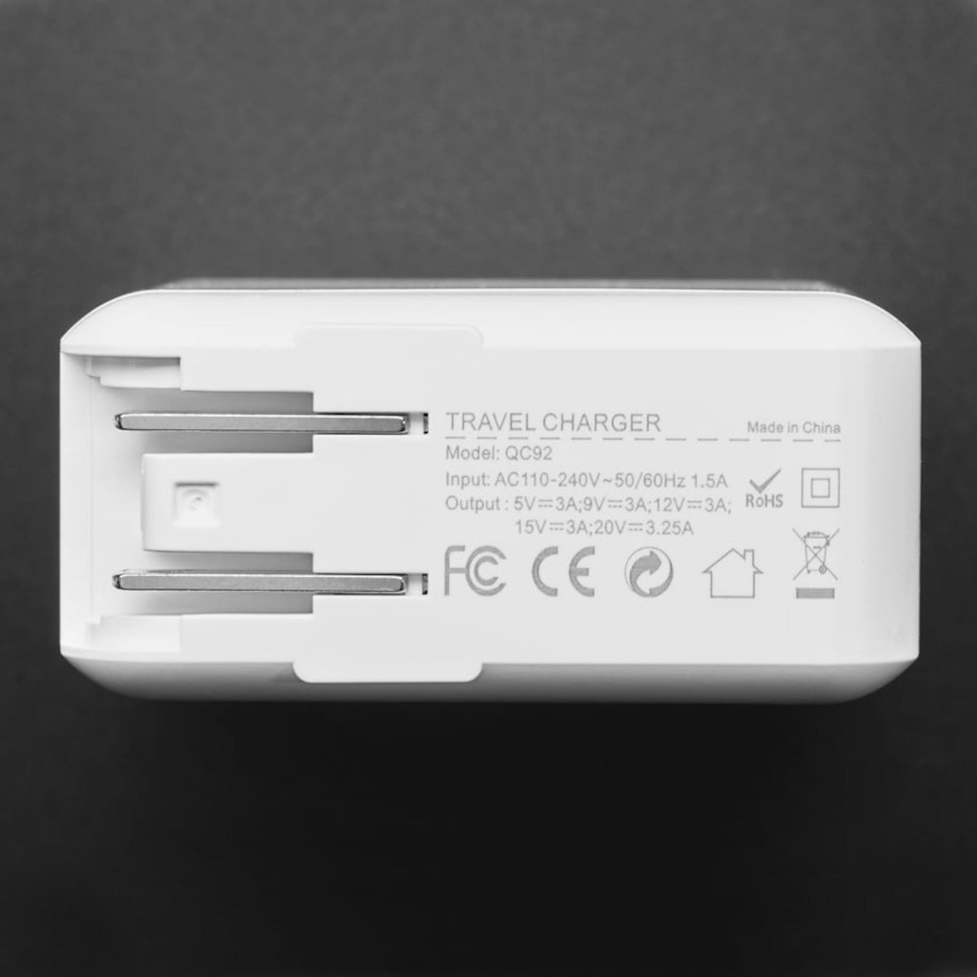 USB-C til DC-kabel 5,5x2,5 mm 20V/3,25A med foldbare ben og tydelige specifikationer kompatibel med USB-C til DC-enheder.