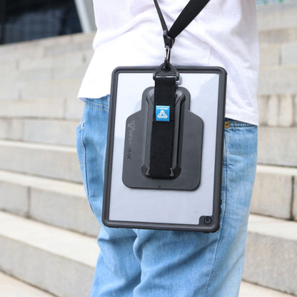 IPad 10.2" i Armor-X Vandtæt etui med sort skulderrem bæres af person i blå jeans.