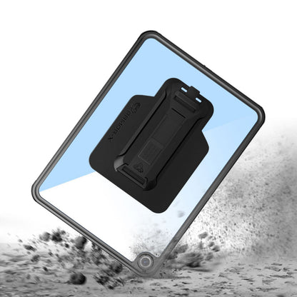 IPad 10,9" i Armor-X Vandtæt etui med kraftigt bagclips på stenet, støvet underlag.