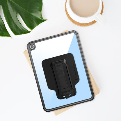 Vandtæt Armor-X etui til iPad 10,9" monteret på iPad 10, placeret på lukket beige notesbog.