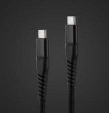 To sorte Kevlar USB-C 3.2 kabler 2 m oprejst side om side, synlig tekstur ved stikender, mørkegrå baggrund.