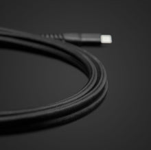 Linocell Premium Kevlar USB-C 3.2 kabel 2 m sort med USB 3.2-stik vist i nærbillede coilet mod mørk baggrund.