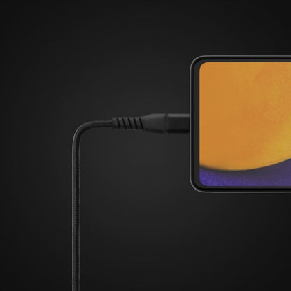Smartphone med Linocell Premium Kevlar USB-C 3.2 kabel sort 2 m tilsluttet, close-up mod mørk baggrund.