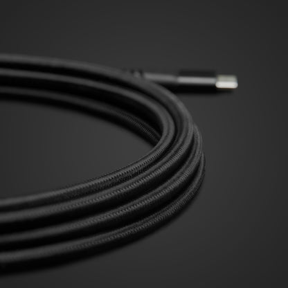 Linocell Premium Kevlar USB-C 3.2 kabel sort 3 m, struktureret overflade, tætserie kobling, let sløret stik i baggrund.
