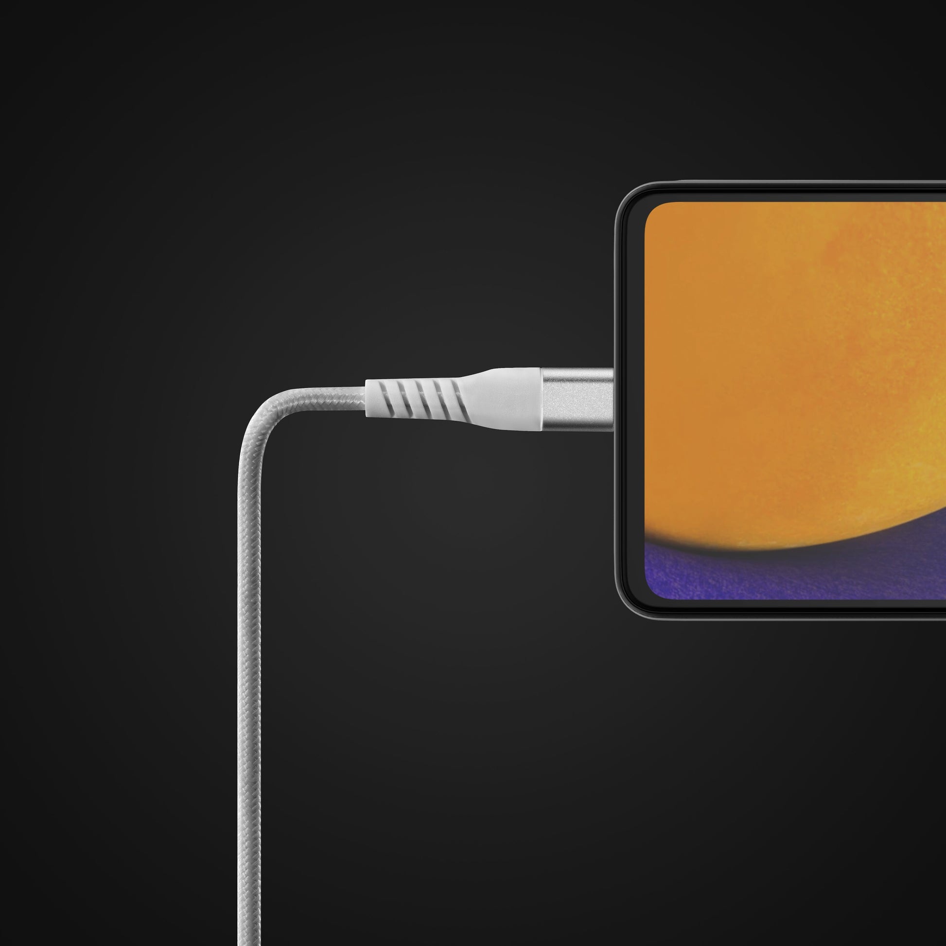 Smartphone med Linocell Premium Kevlar USB-C 3.2 kabel hvid 3 m tilsluttet, delvist synlig, abstrakt skærmdesign.