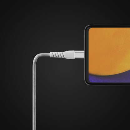 Smartphone med Linocell Premium Kevlar USB-C 3.2 kabel hvid 3 m tilsluttet, delvist synlig, abstrakt skærmdesign.