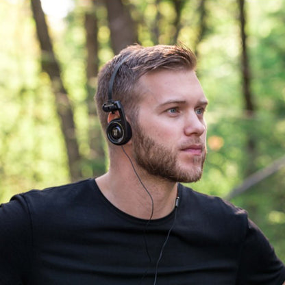 Koss Porta Pro 3.0 on-ear headset sort med indbygget mikrofon bæres af mand med kort lyst skæg og hår udendørs.