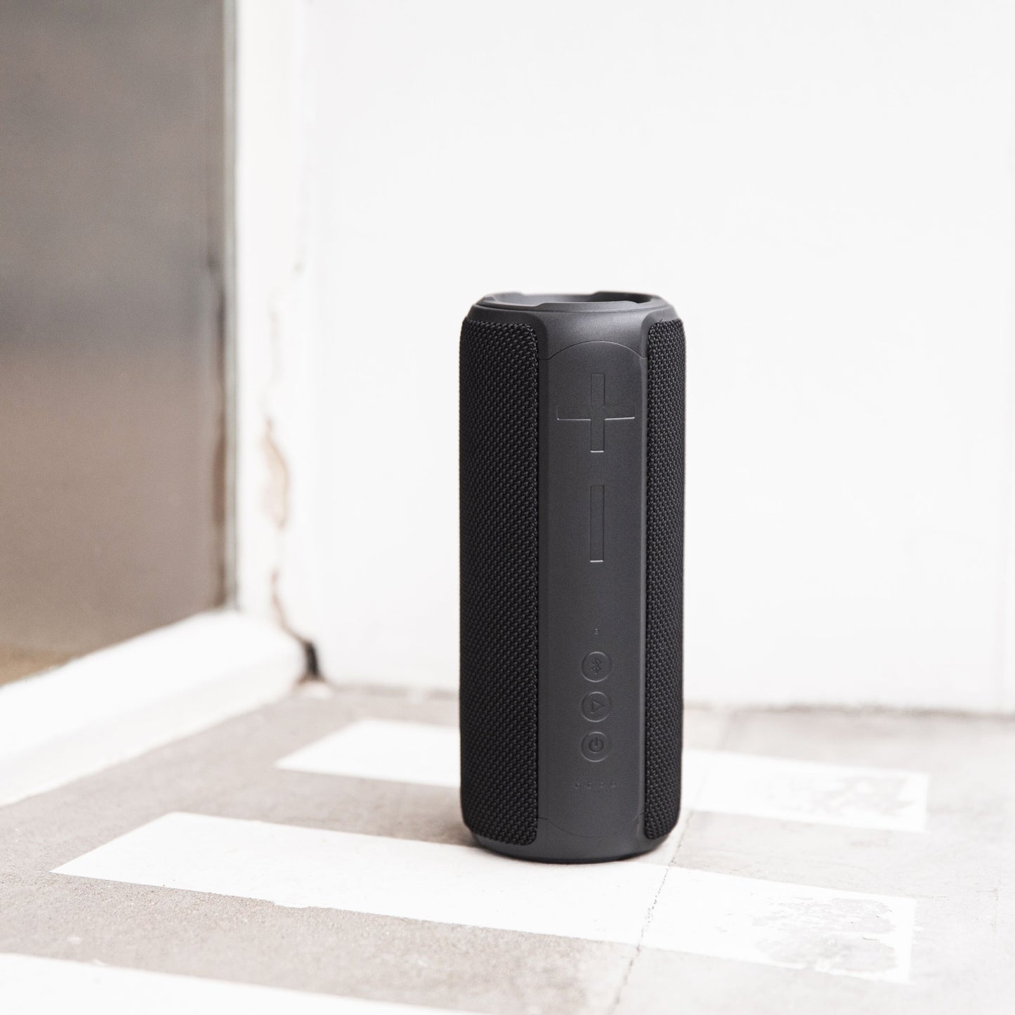 Nomadelic Loud 707 trådløs højttaler sort med Bluetooth 5.0 og synlige kontrolknapper stående lodret.