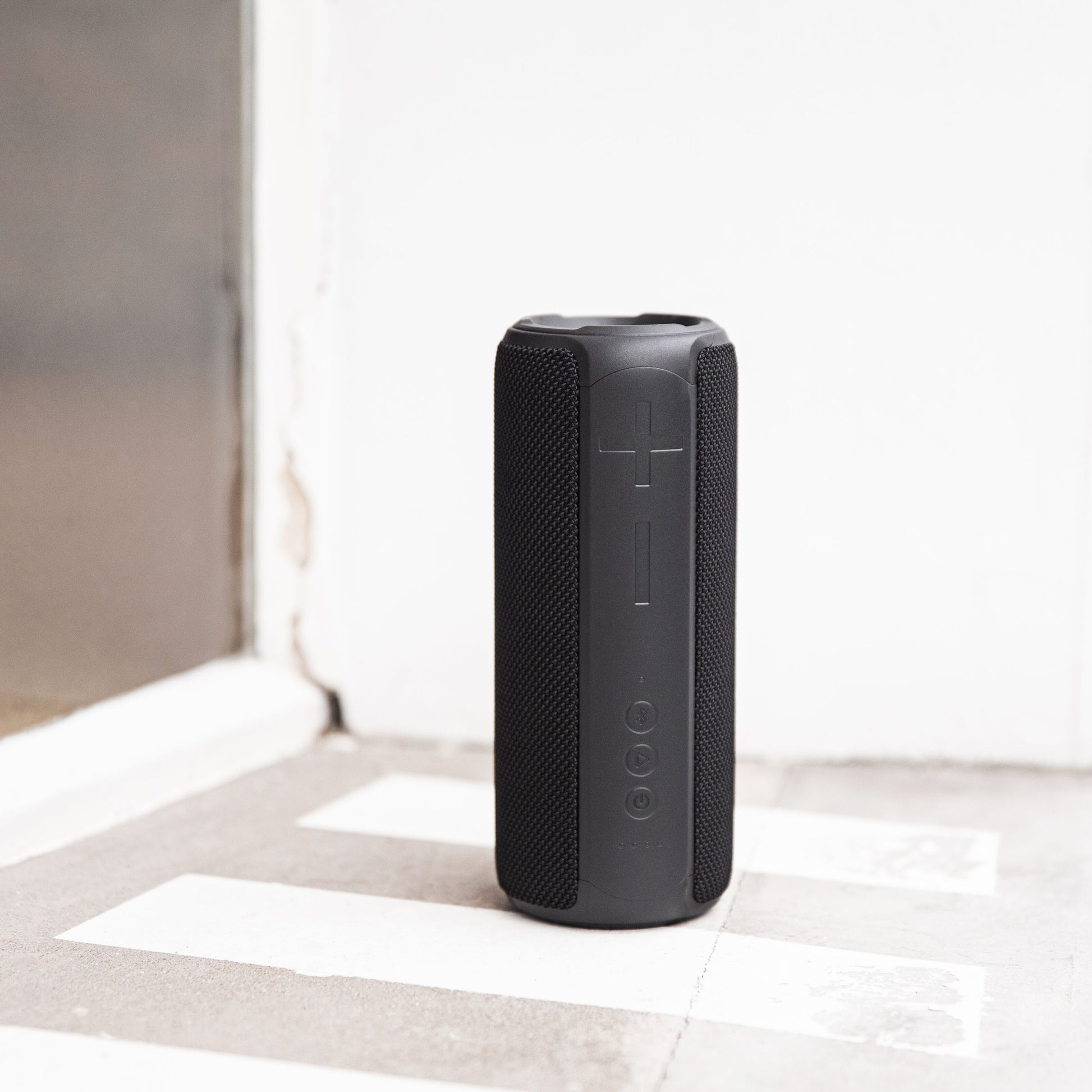 Nomadelic Loud 707 trådløs højttaler sort med Bluetooth 5.0 og synlige kontrolknapper stående lodret.