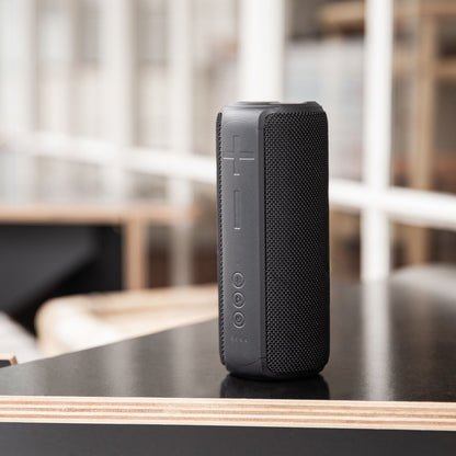 Nomadelic Loud 707 sort trådløs højttaler med Bluetooth 5.0, mesh-sider, kontrolknapper og IPX7 vandafvisning.