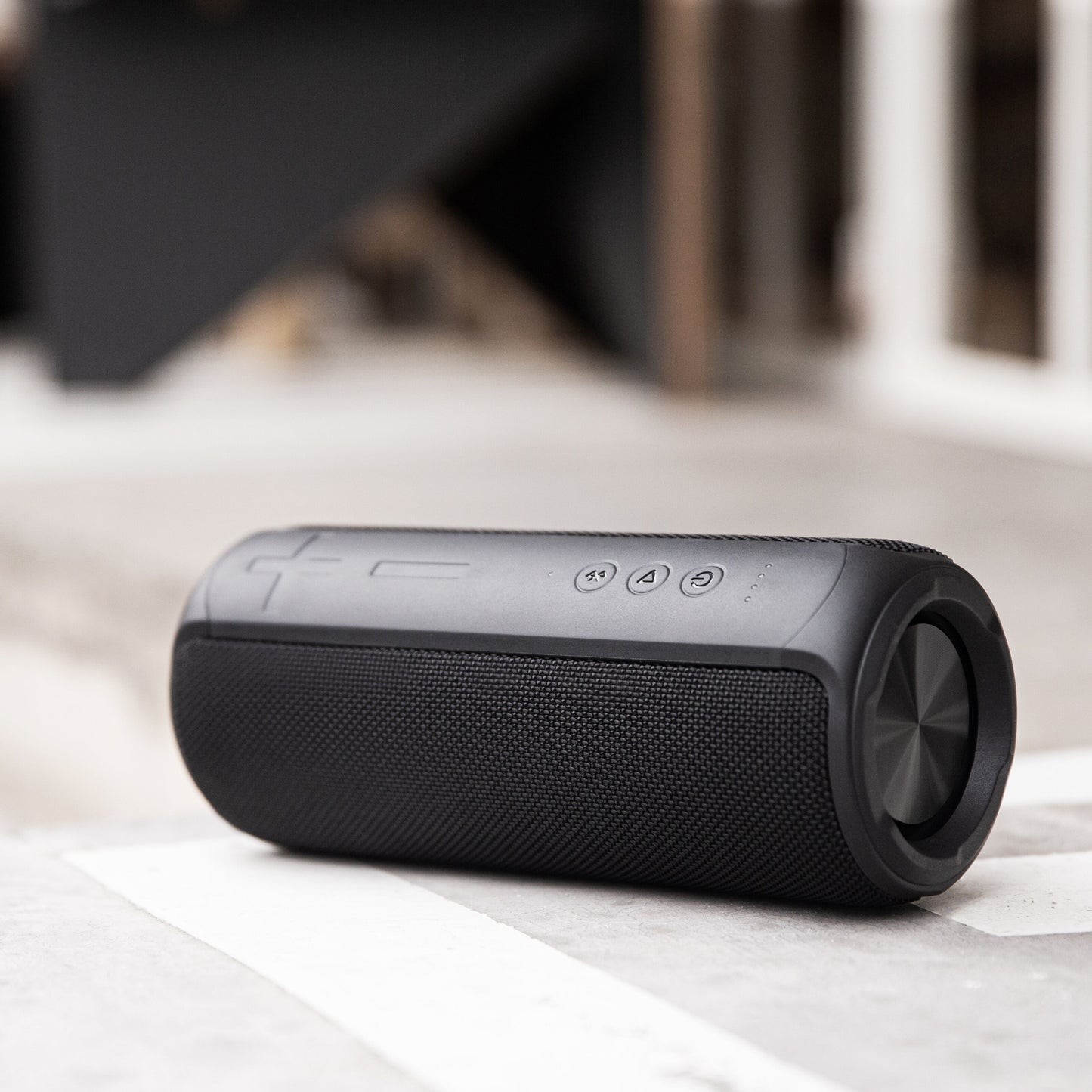 Nomadelic Loud 707 trådløs højttaler med Bluetooth 5.0, topplacerede kontrolknapper, hvid og grå overflade.