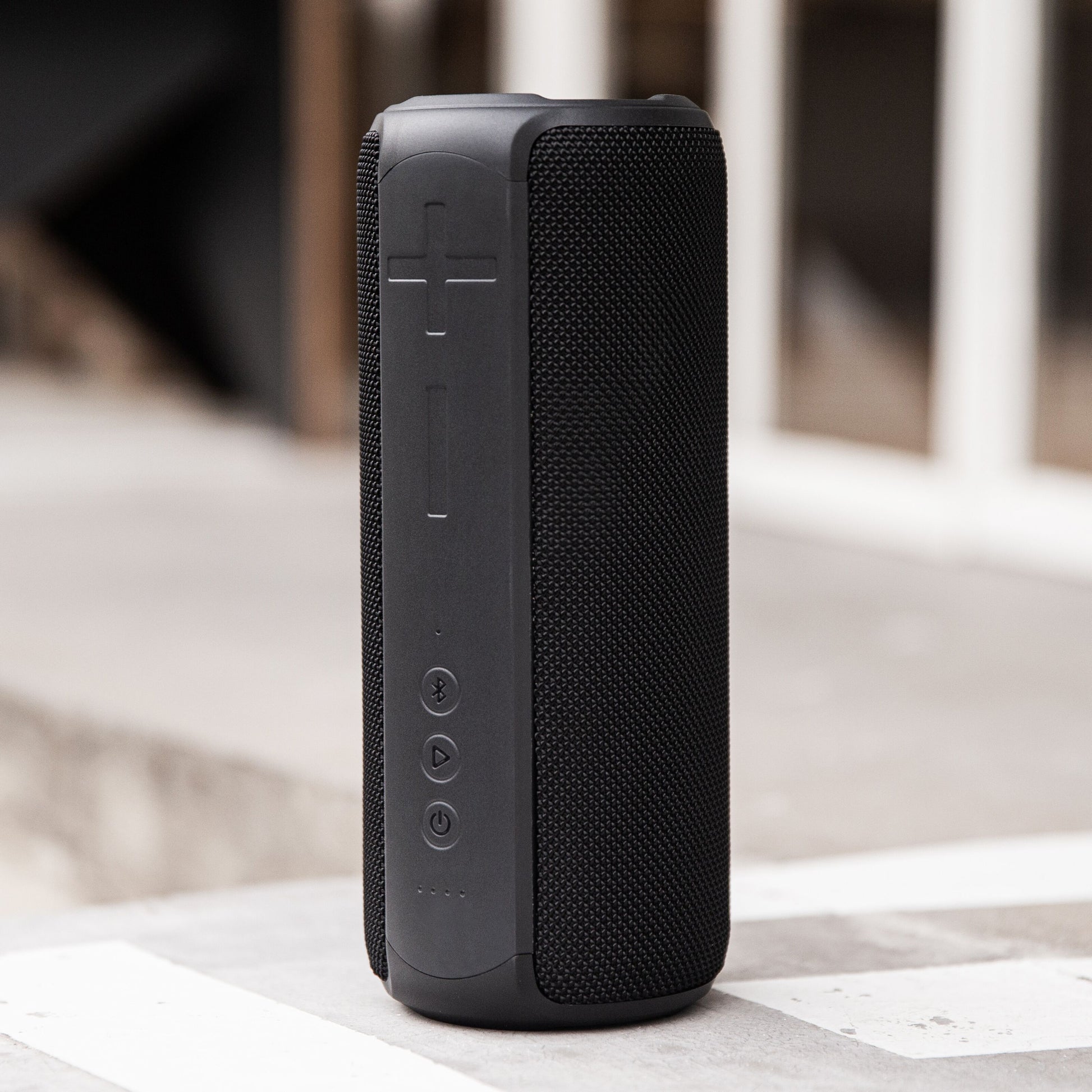 Nomadelic Loud 707 sort trådløs højttaler med Bluetooth 5.0, IPX7 vandafvisning, mesh-sider og kontrolknapper.