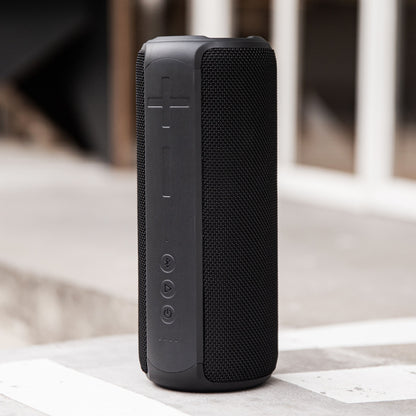Nomadelic Loud 707 sort trådløs højttaler med Bluetooth 5.0, IPX7 vandafvisning, mesh-sider og kontrolknapper.