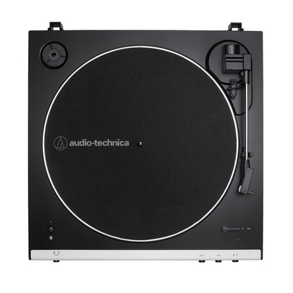 Audio Technica AT-LP60XBTWH pladespiller hvid set oppefra med sort plade, mærket filt måtte, tonearm til højre.